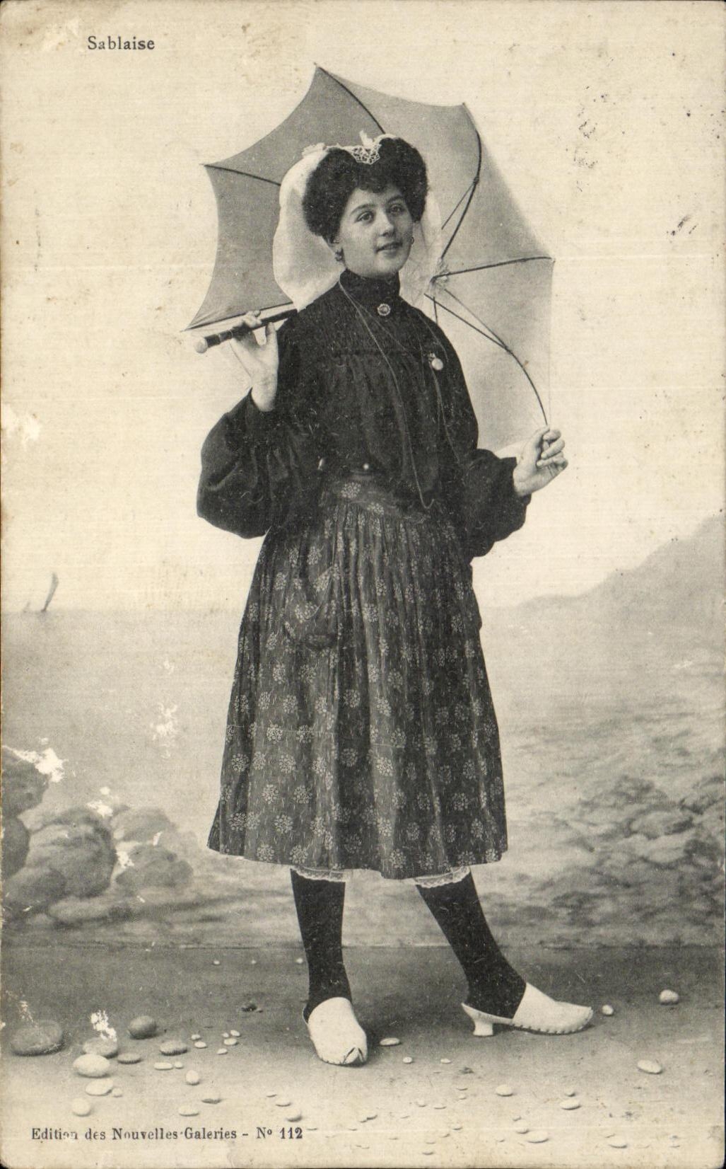 CPA Sablaise Folklore Costume 