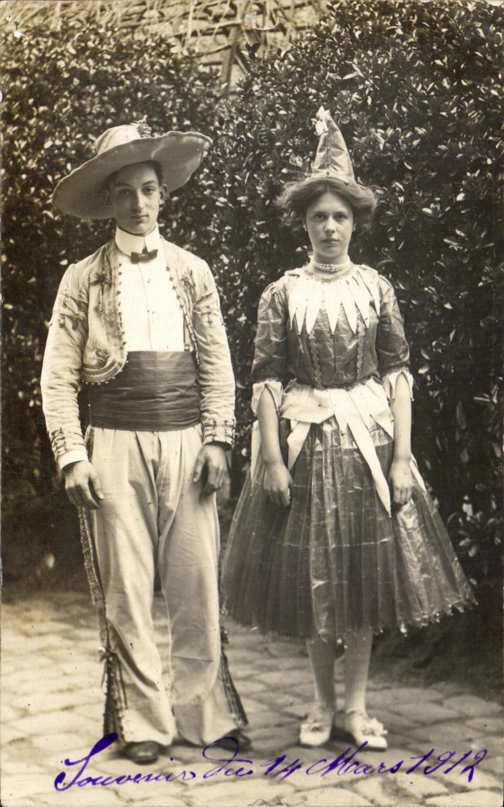 CARTE PHOTO Jeunes gens Deguises 1912 Versailles Sichard 