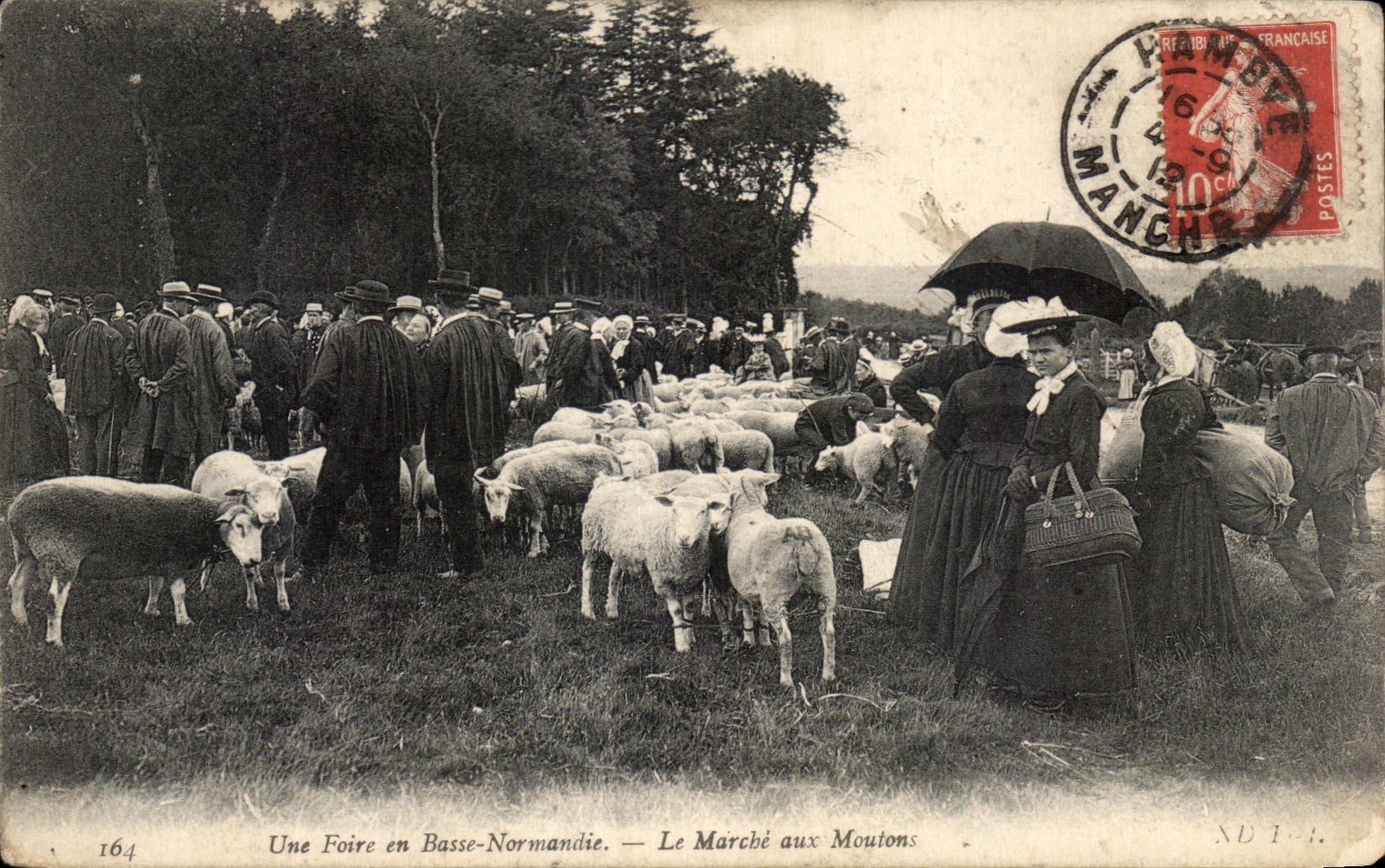 CPA Une Foire en Basse Normandie Le Marche aux Moutons TOP