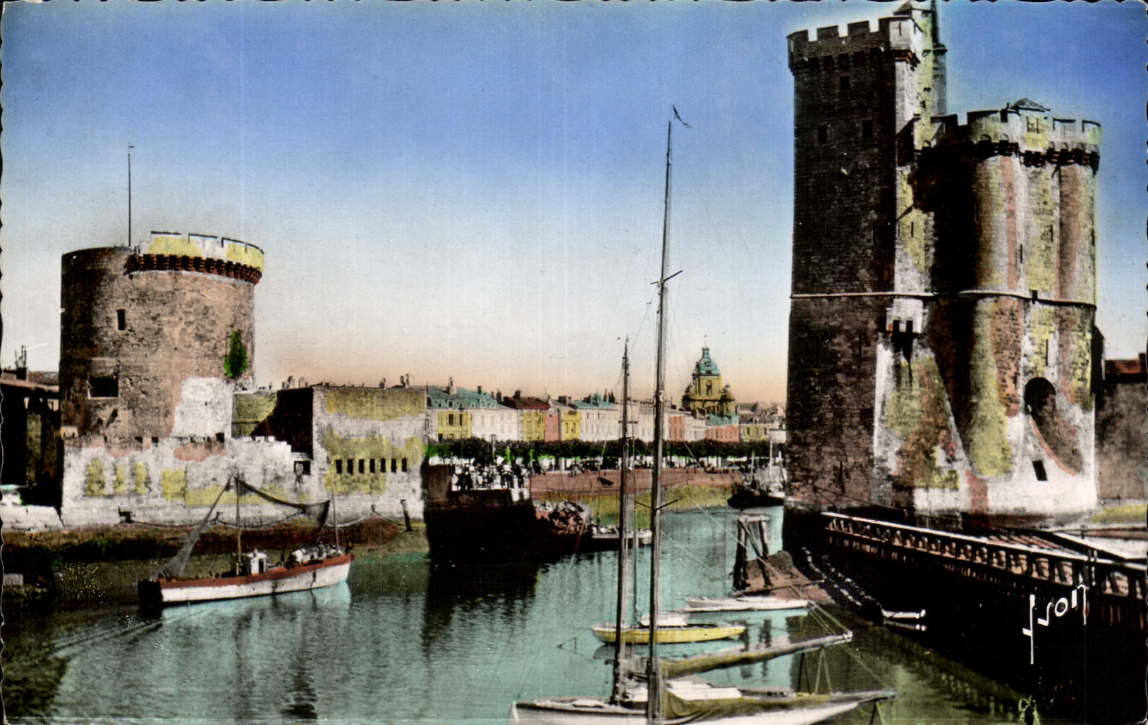 La Rochelle (Charente-Maritime) — Entrée du port, Tours de la Chaîne et Saint-Nicolas — Éditeur : J. Lyon