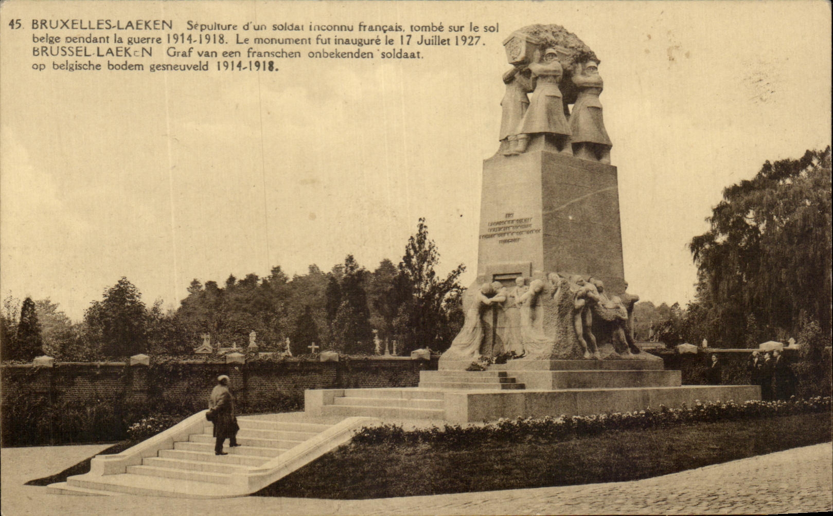 CPA Bruxelles Laeken Sculpture u'un soldat inconnu francais tombe sur le sol Militaria 