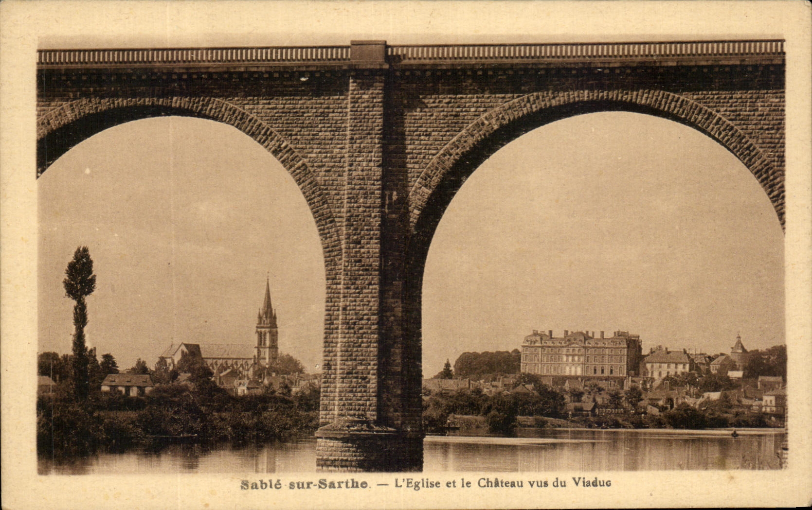 CPA Sable Sur Sarthe L'Eglise et le Chateau vue du Viaduc