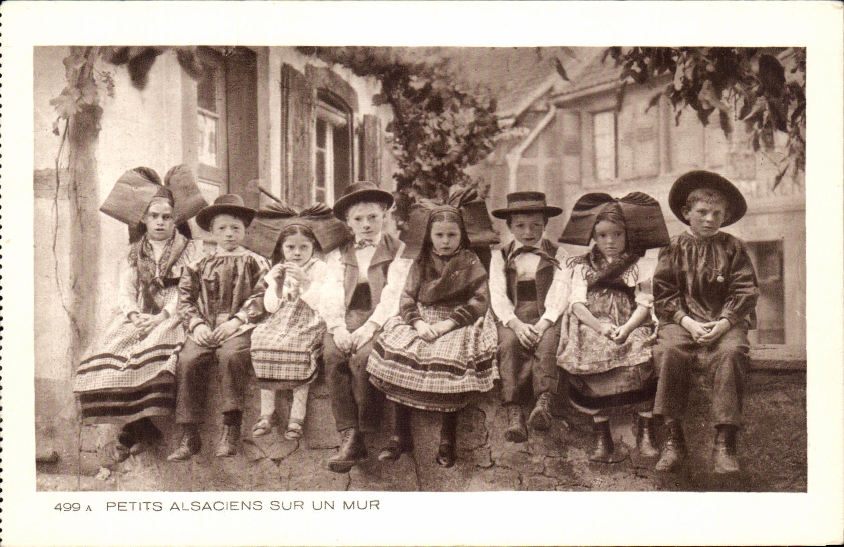 CPA Petits Alsaciens sur un mur Folklore Enfants alsace
