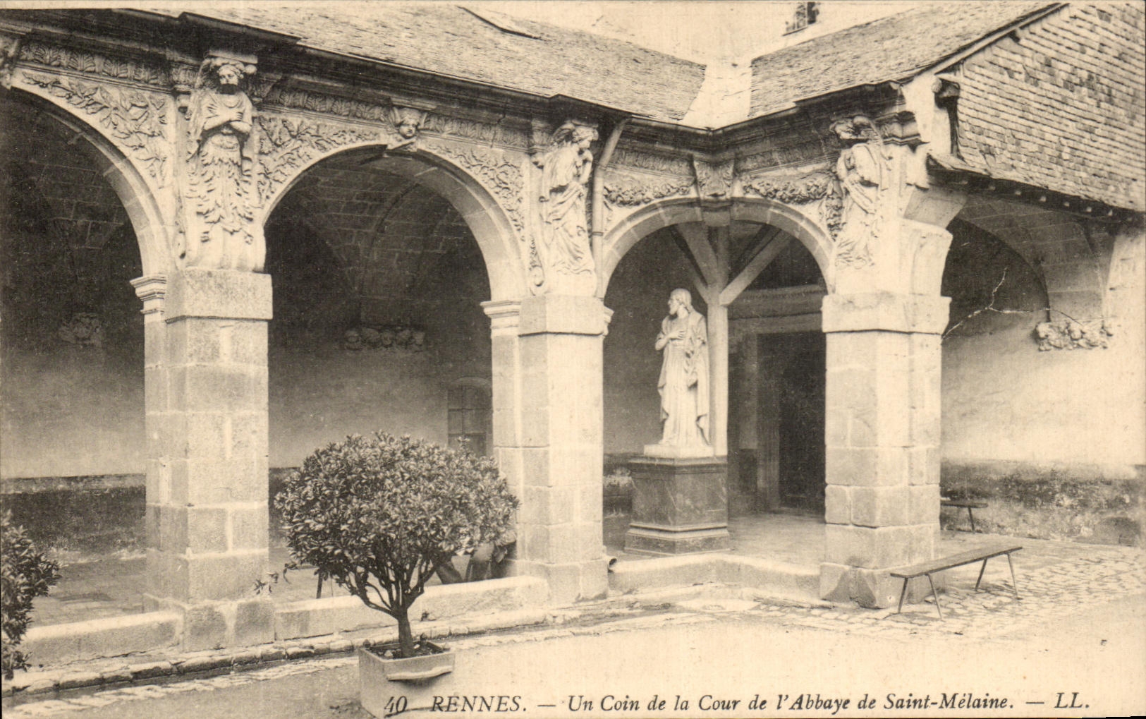 Rennes — Un Coin de la Cour de l'Abbaye de Saint-Mélaine — LL.