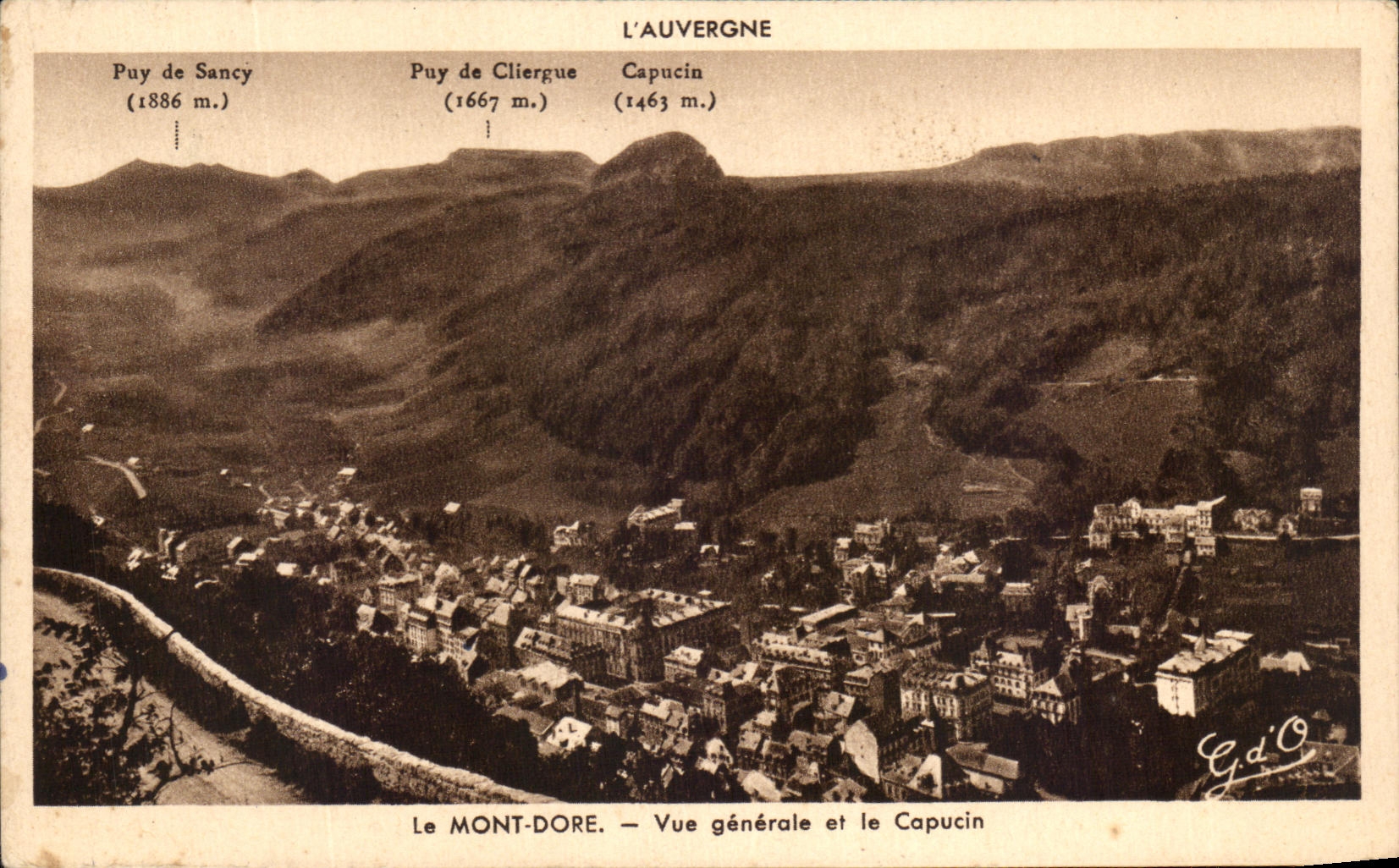 CPA L'Auvergne Le Mont Dore Vue Generale Et Le Capucin