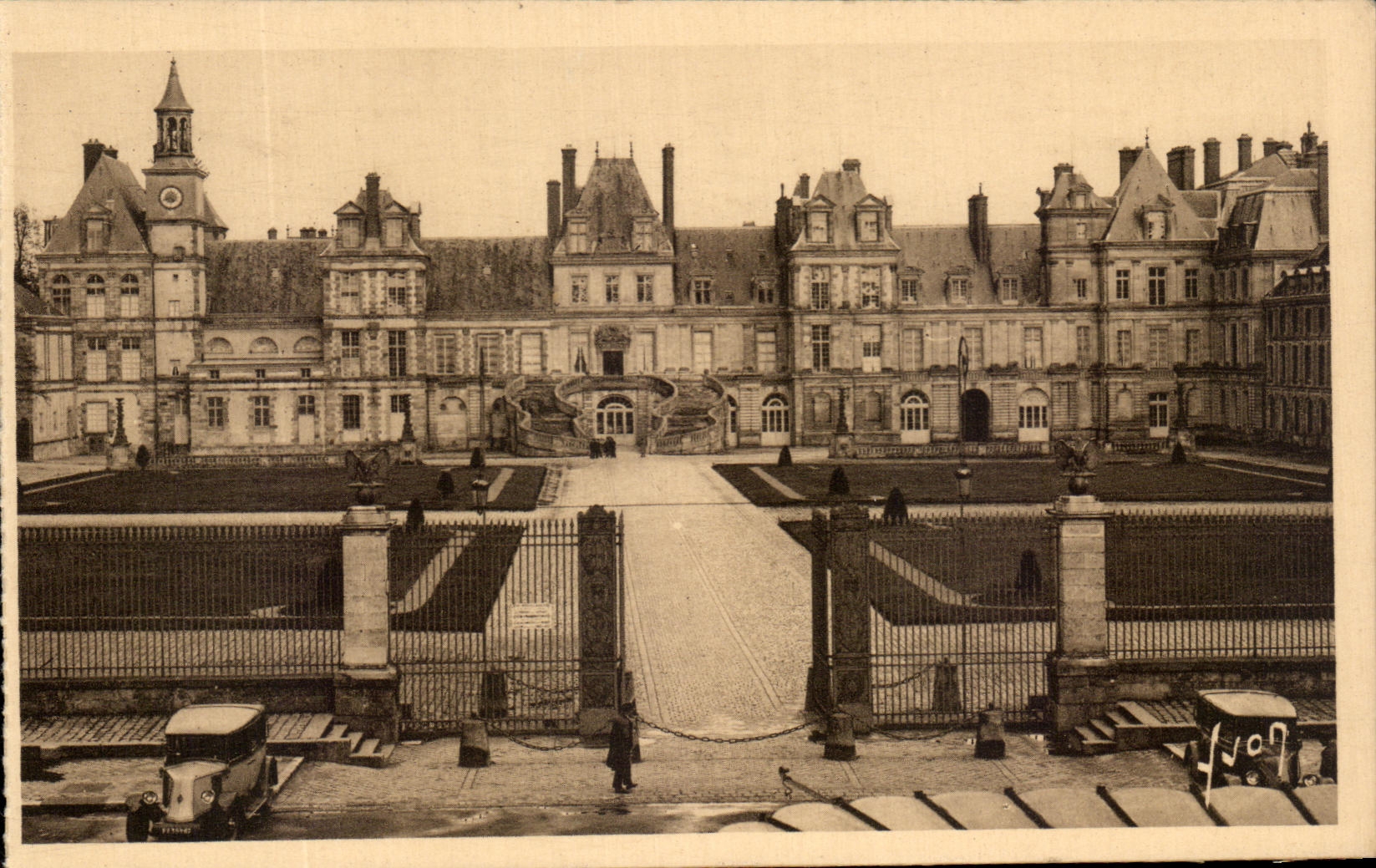 Fontainebleau (Seine-et-Marne) — Das Schloss - Cour des Adieux — Éditions d'Art Yvonne, Paris