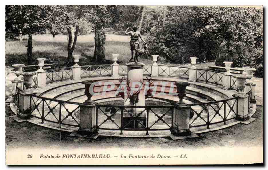 Palais de FONTAINEBLEAU — La Fontaine de Diane — LL