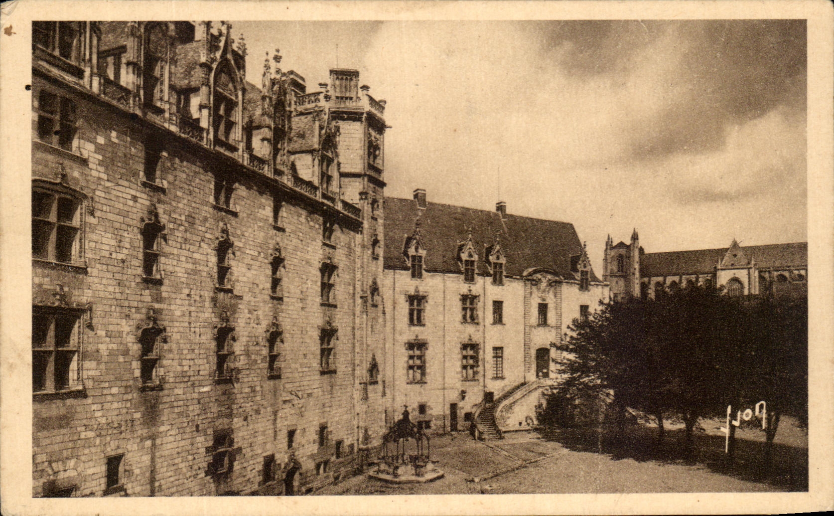 CPA Nantes Chateau ducs de Bretagne Grand Logis Tour et Puits de la Couronne d'or