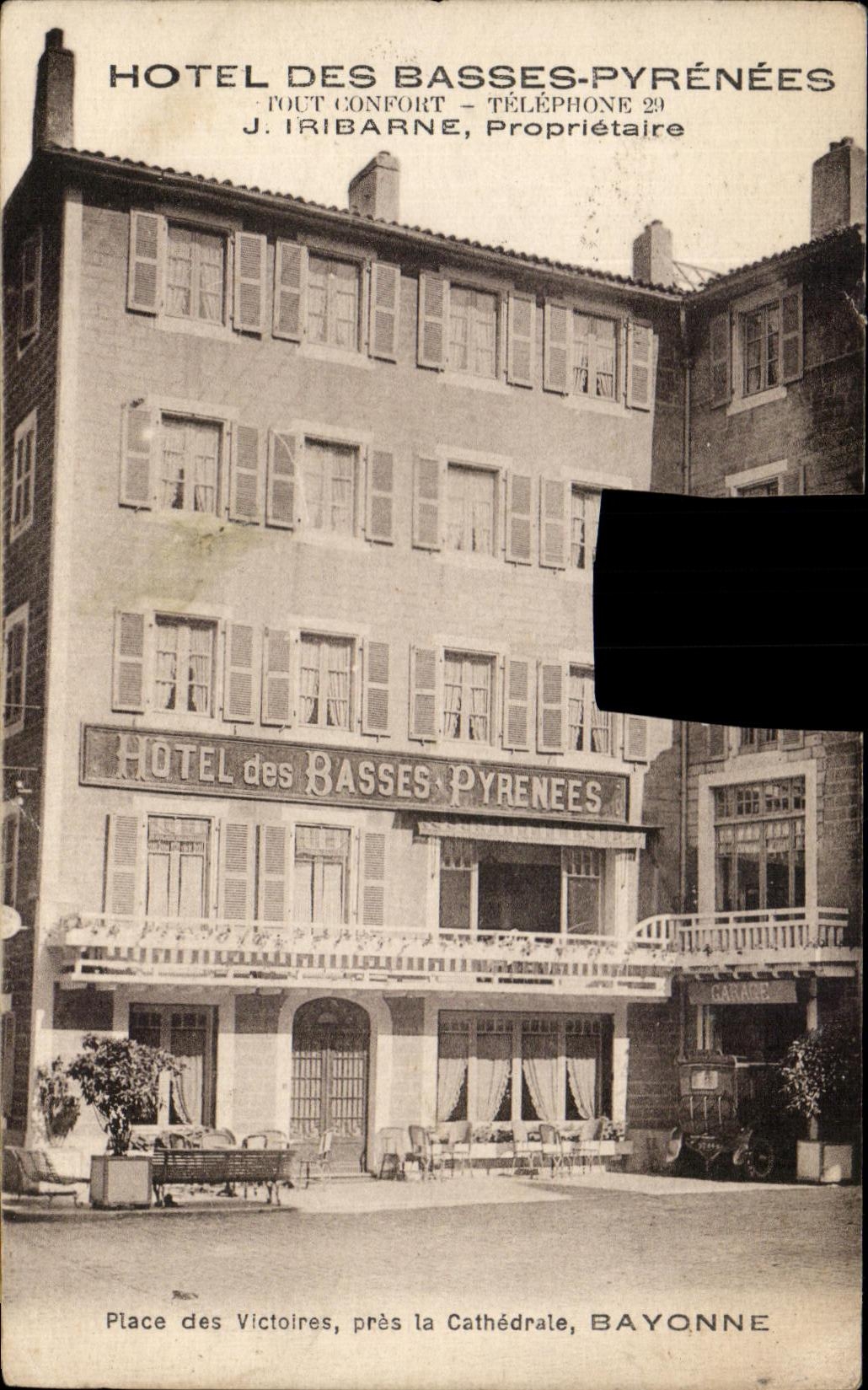 CPA Place des Victoires Pres la Cathedrale Bayonne 