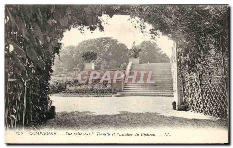 CPA Compiegne Vue prise sous la Tpnnelle et l'Escalier du Chateau