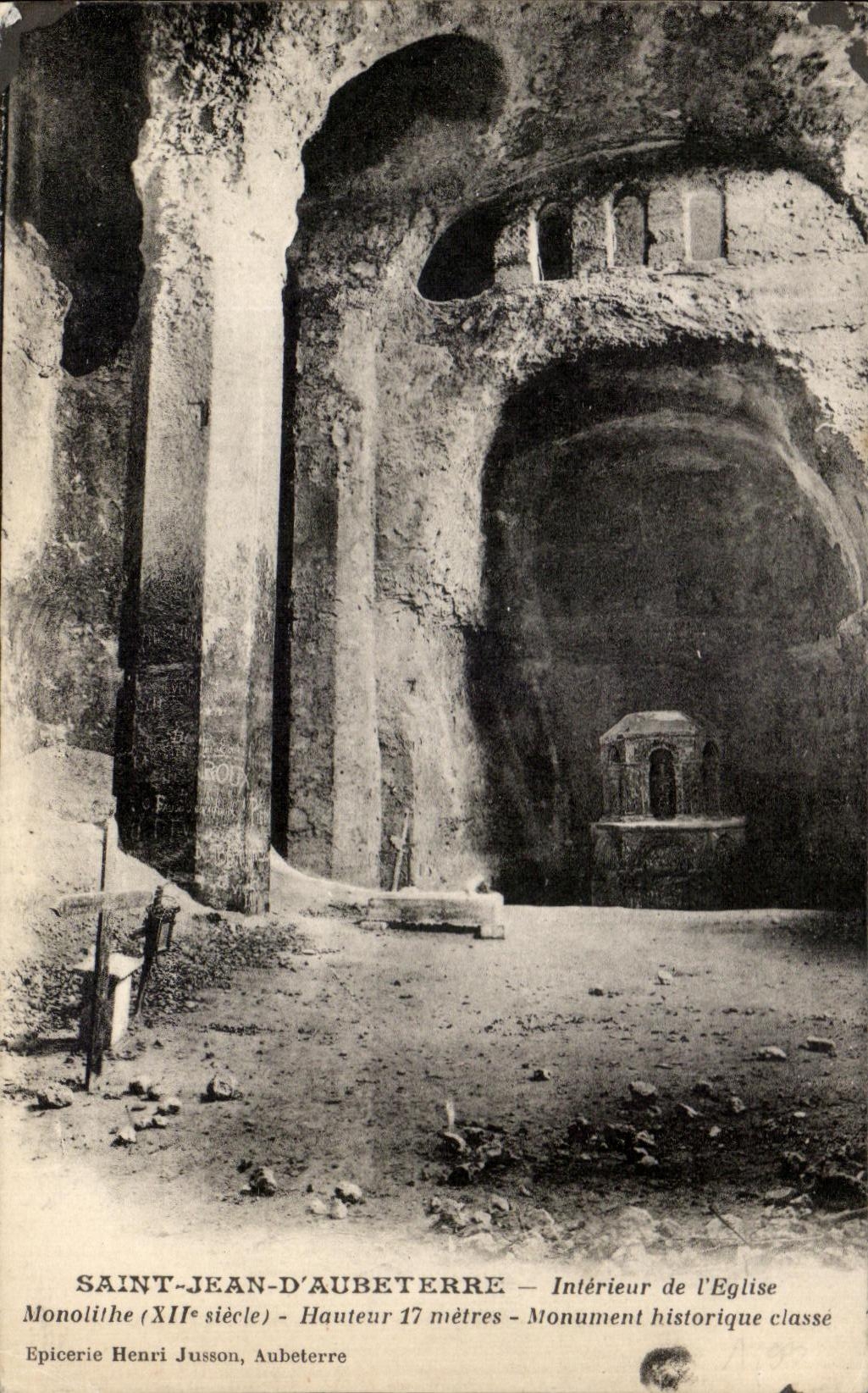 Saint-Jean-d'Aubeterre — Intérieur de l'église monolithe du XIIe siècle — Épicerie Henri Jusson, Aubeterre