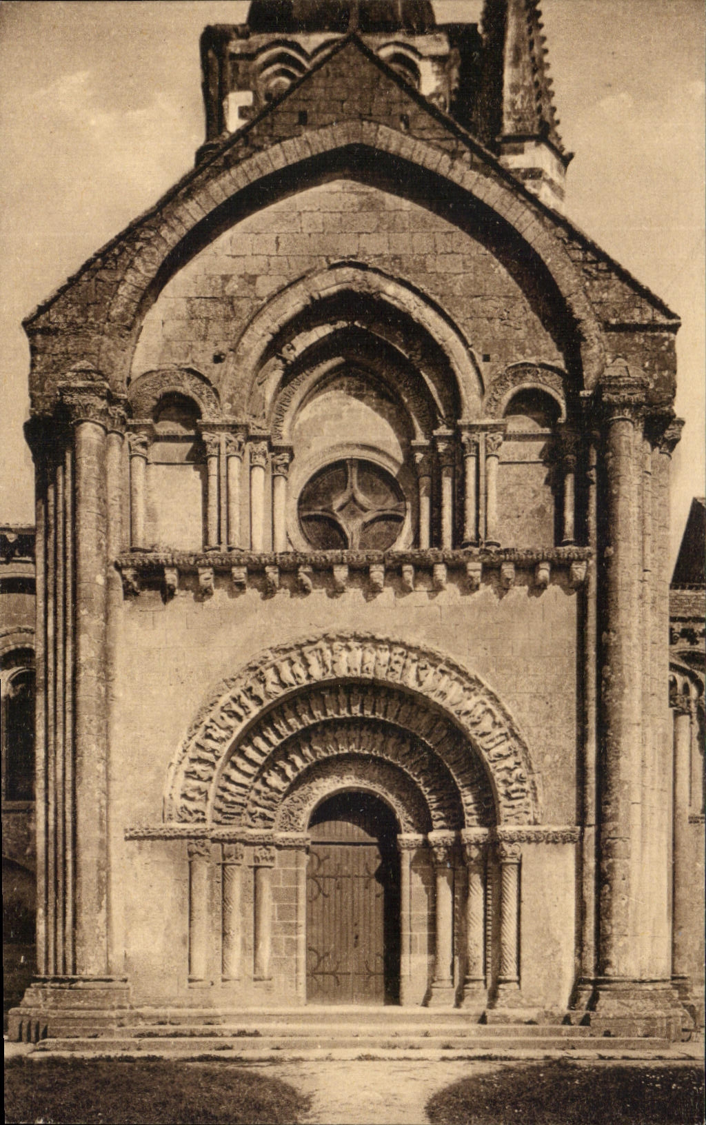 Aulnay-de-Saintonge — Église côté transept (XIIe siècle) — H. Girard, Cognac