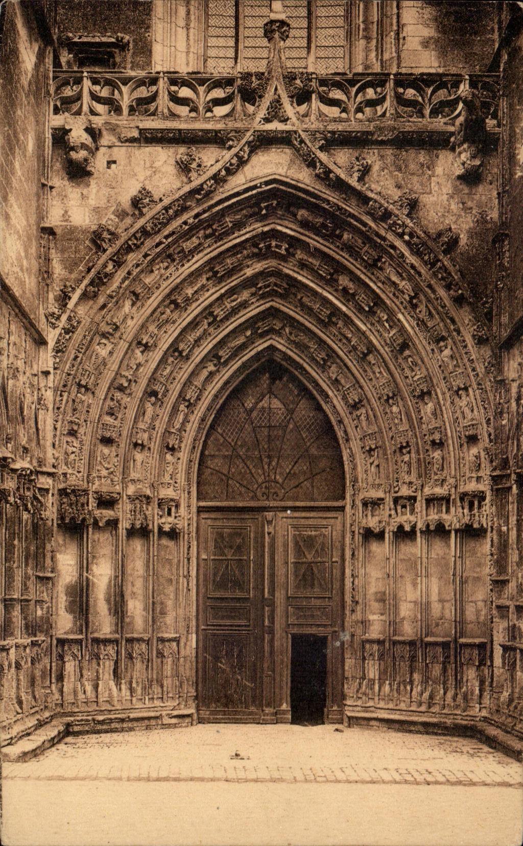 CPA Saintes Grand Portail De l'Eglise Saint Pierre