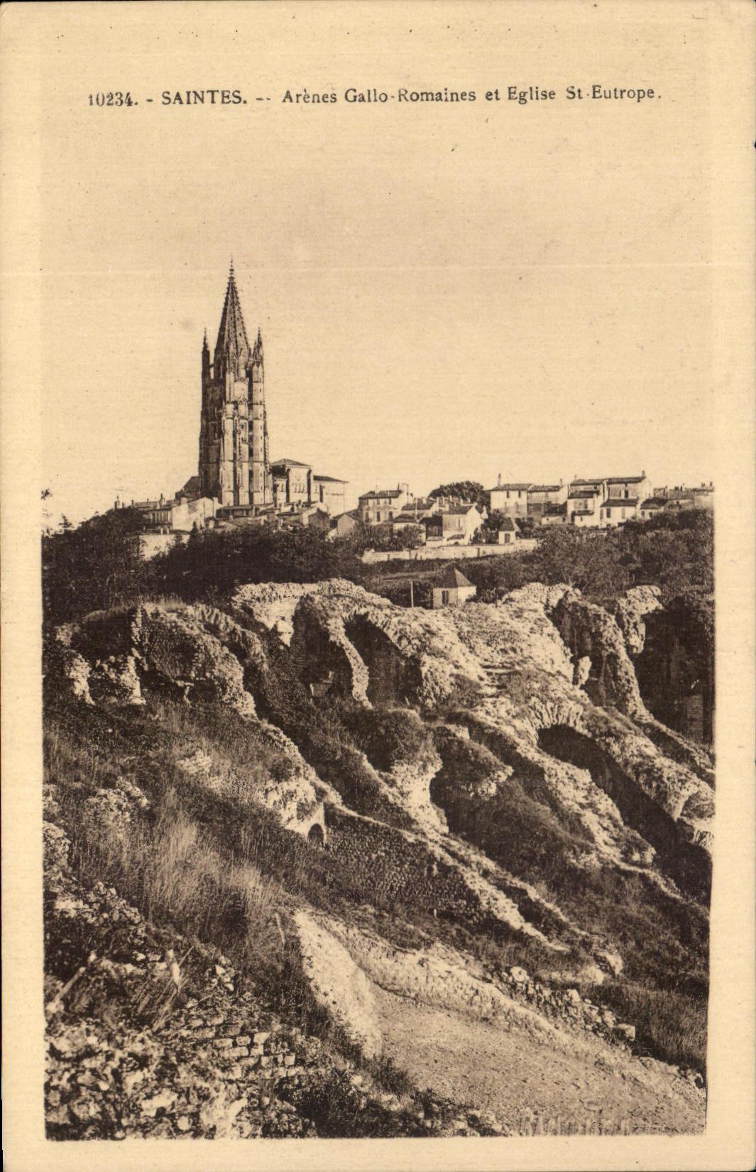 CPA Saintes Arenes Gallo Romaines Et Eglise St Eutrope