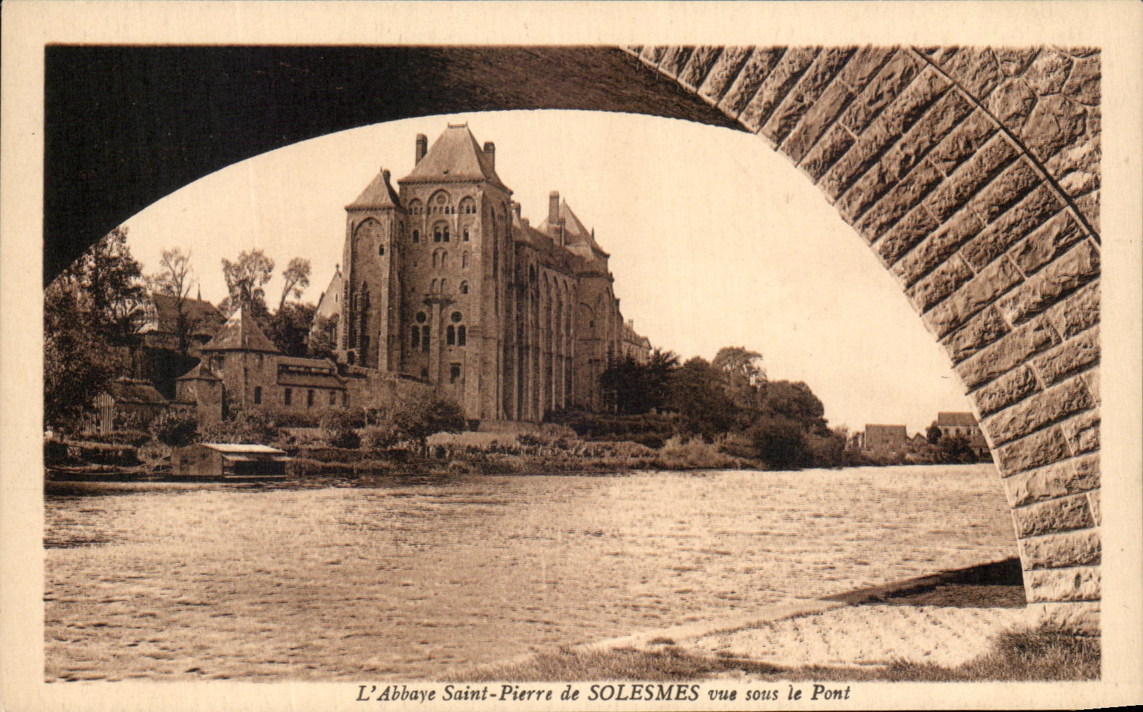 CPA L'Abbaye Saint Pierre de Solesmes vue sous le Pont