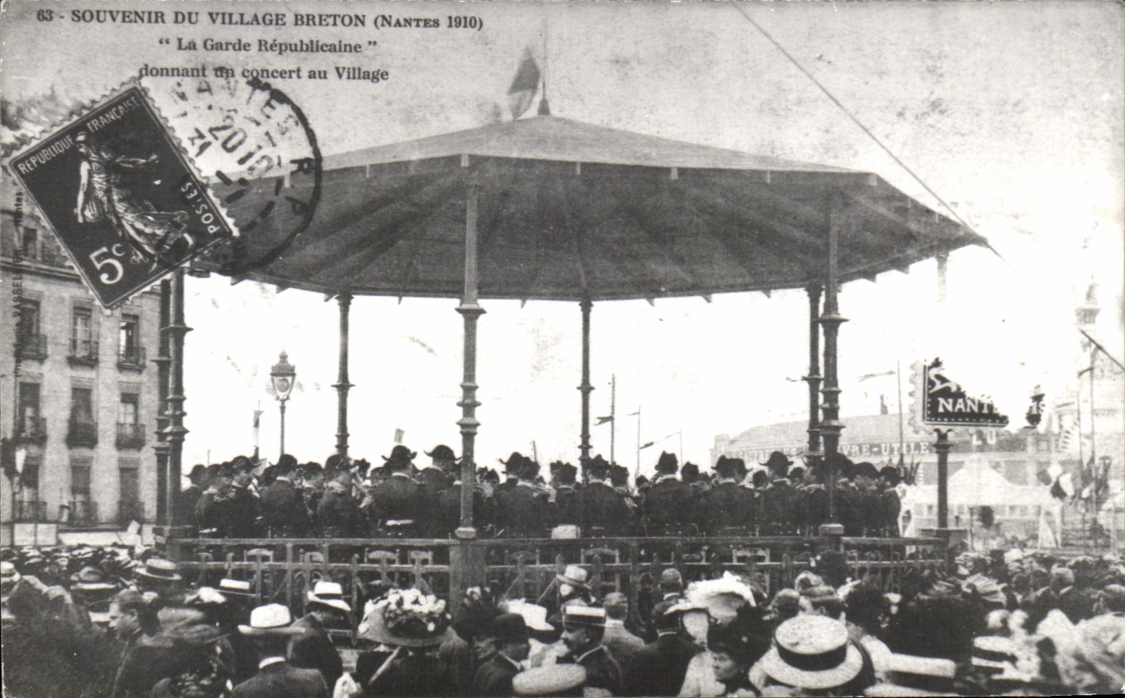 Souvenir du Village Breton (Nantes 1910) — La Garde Républicaine donnant un concert au Village — éditeur non visible