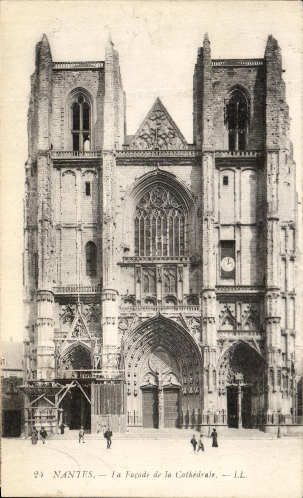 CPA Nantes La Facade de la Cathedrale