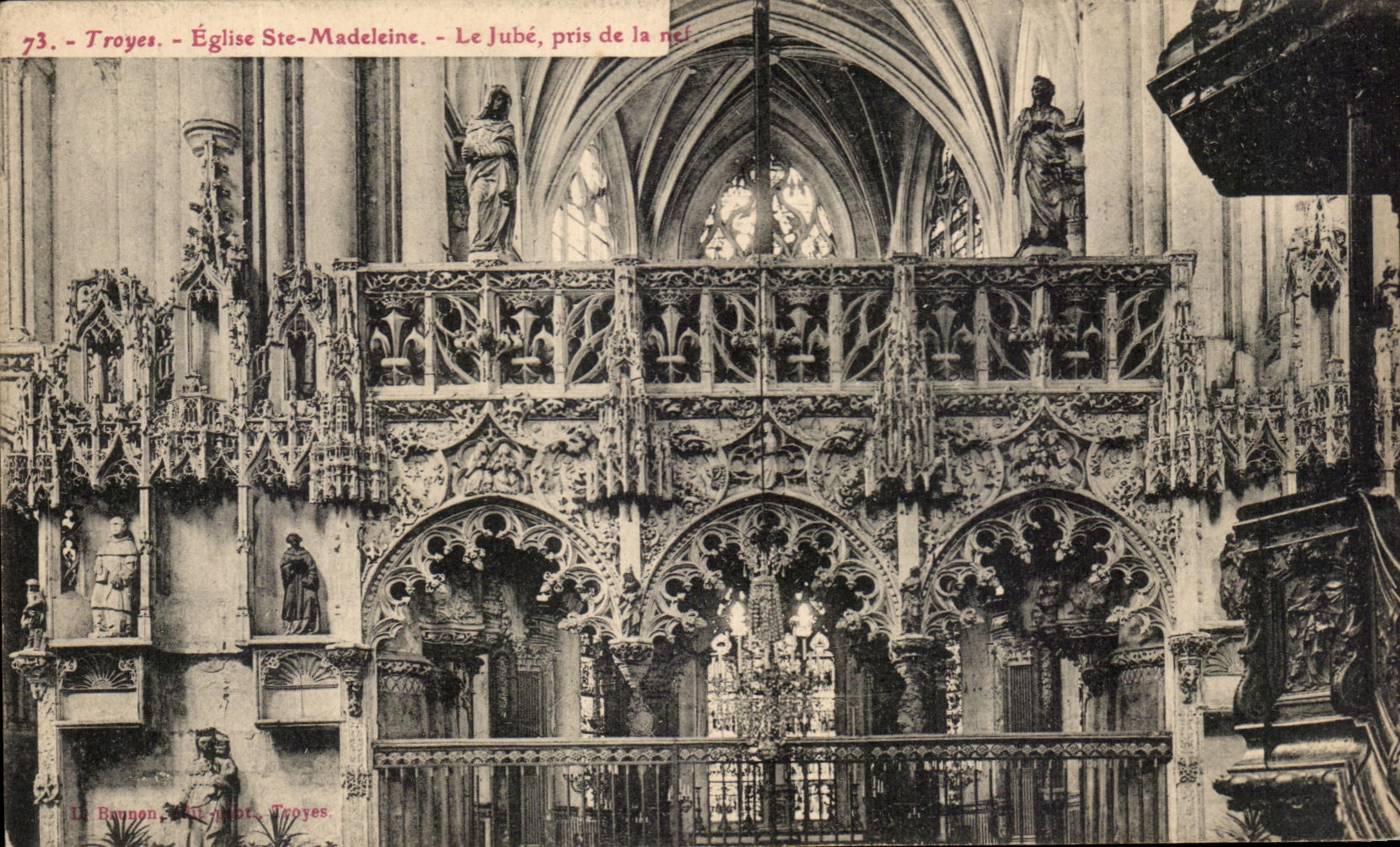 CPA Troyes Eglise Ste Madeleine Le Jube Prise de la nef