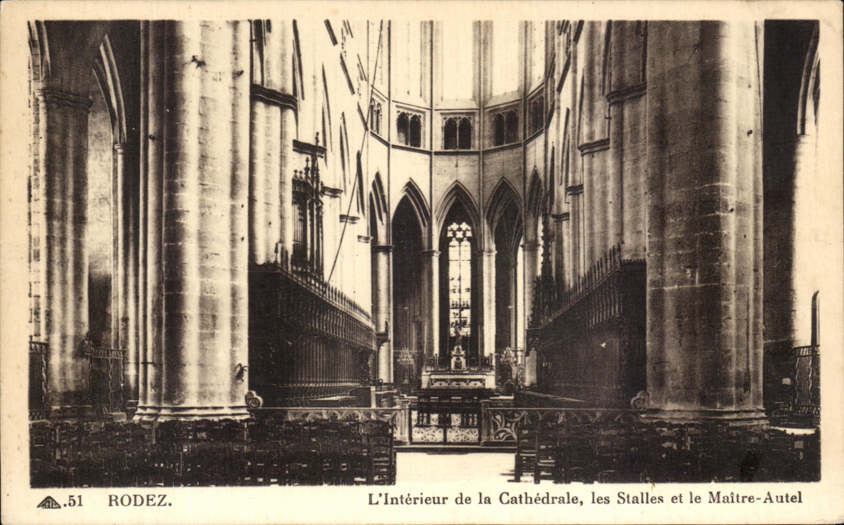 Rodez — Intérieur de la Cathédrale, les Stalles et le Maître-Autel — CPAPHIL