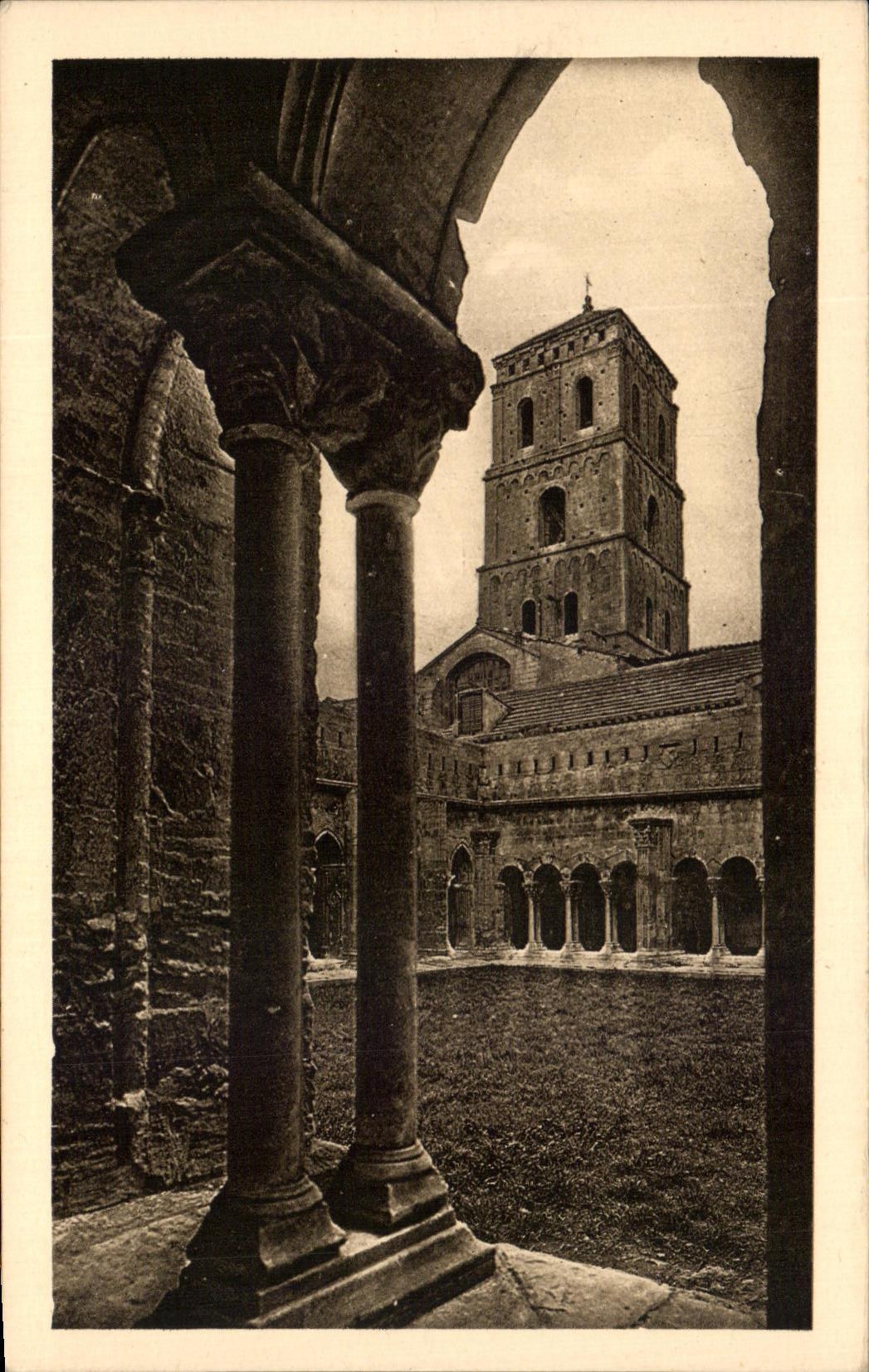 CPA Arles Cloitre Saint Trophime Interieur du Cloitre et Clocher Saint Triophime