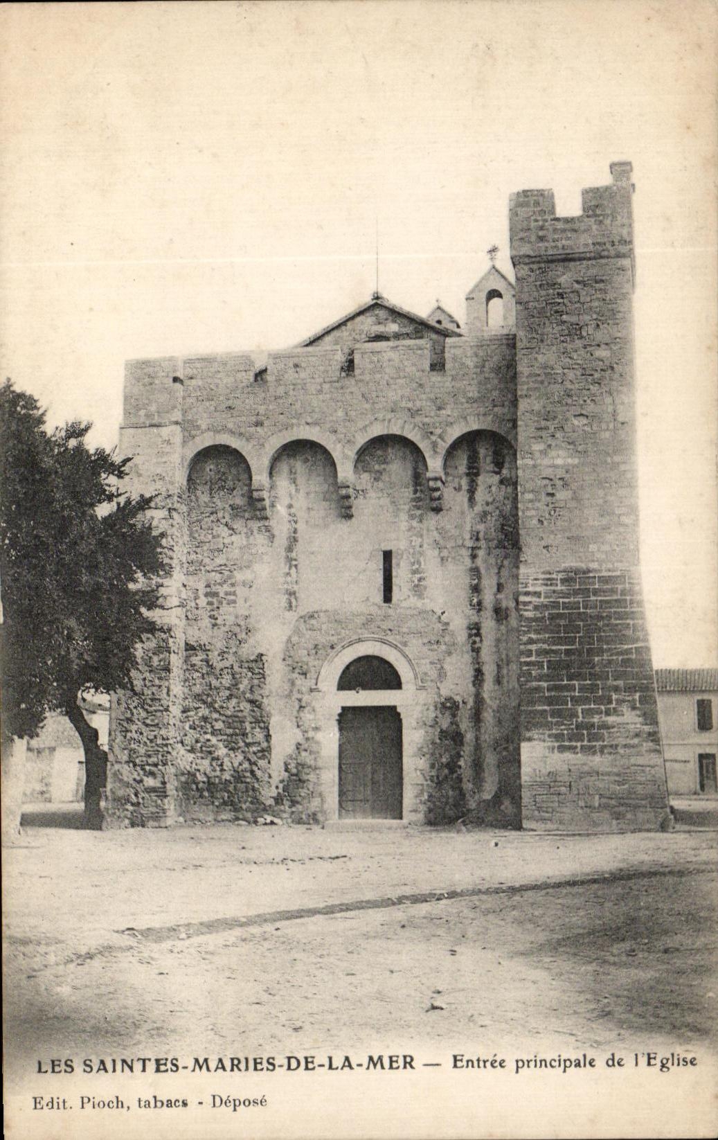 Les Saintes-Maries-de-la-Mer — Entrée principale de l'Église — Edit. Pioch, tabacs - Déposé