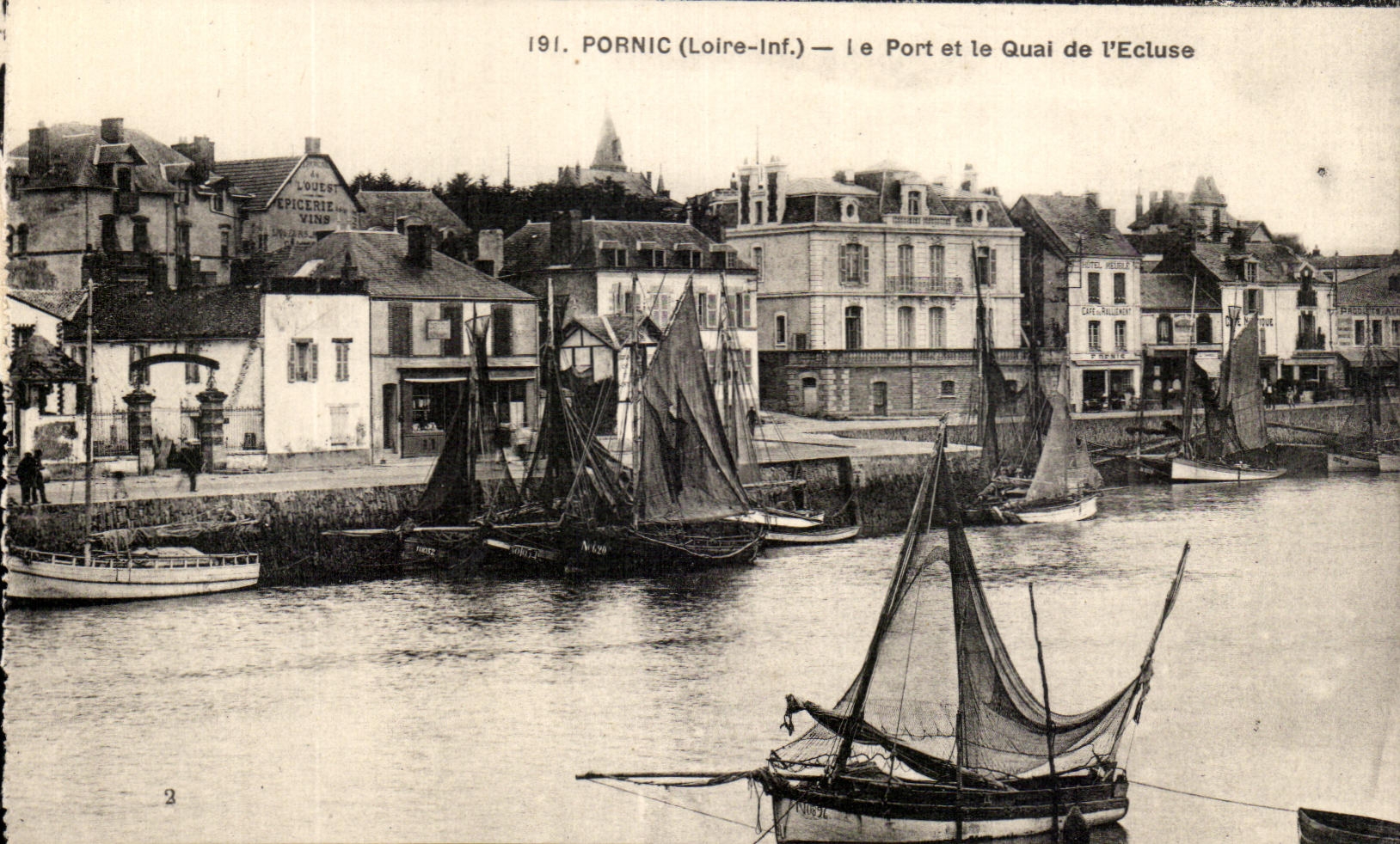 CPA Pornic Le Port Et Le quai De l'Ecluse Bateaux