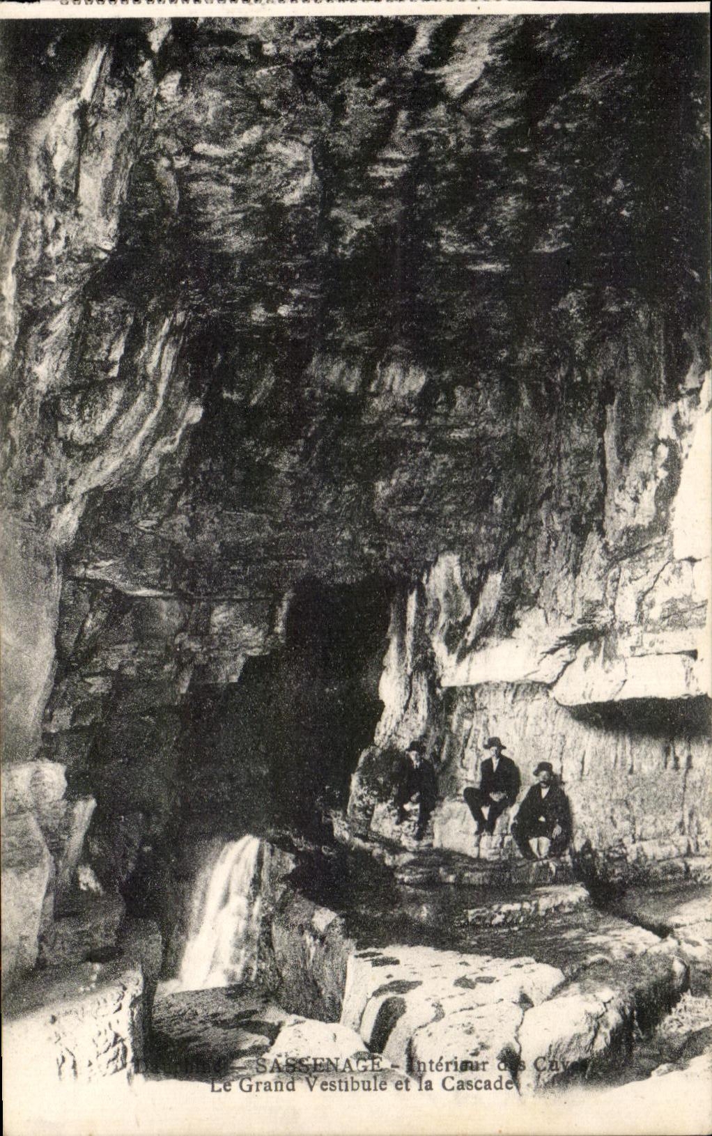 Sassenage - Intérieur des Caves Le Grand Vestibule et la Cascade