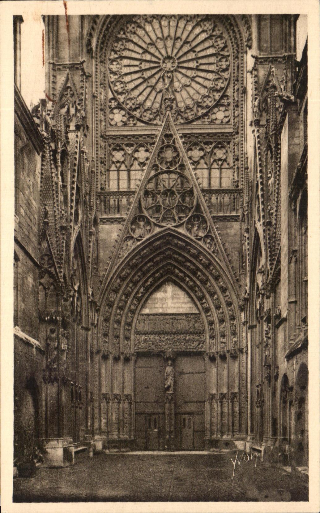 CPA La Douce France Rouen Cathedrale Cour Des Libraires