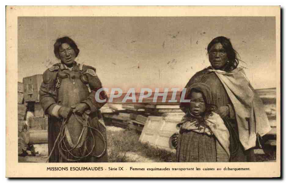 CPA Missions Esquimaudes Serie Femmes Esquimaudes transportant les caisses au debarquement 