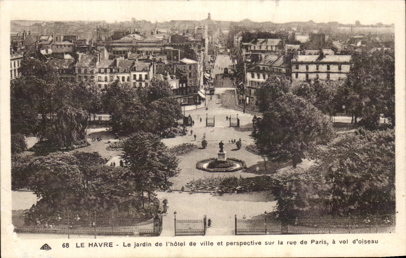 CPA Le Havre Le Jardin de l'hotel de ville et perspective sur la rue de Paris