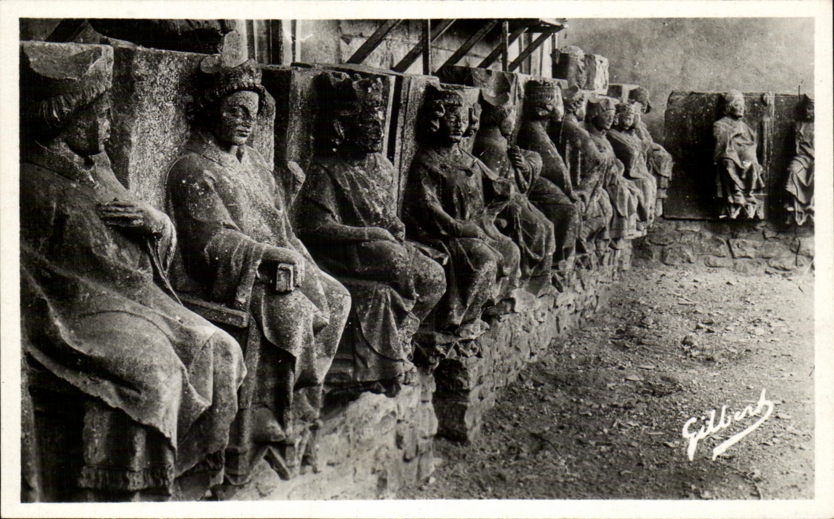 CPA Charroux Les Saints de l'Abbaye Motifs de sculpture du 