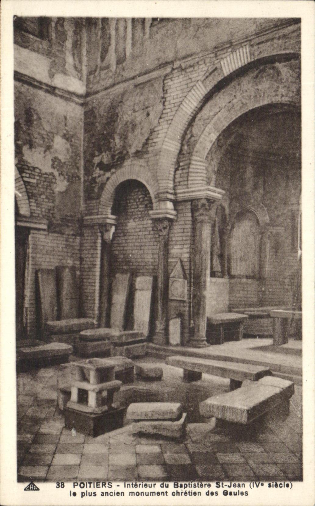 Poitiers - Intérieur du Baptistère Saint-Jean (IVe siècle) — le plus ancien monument chrétien des Gaules