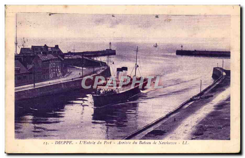 CPA Dieppe L'Entree du Port Arrivee du bateau de Newhaven