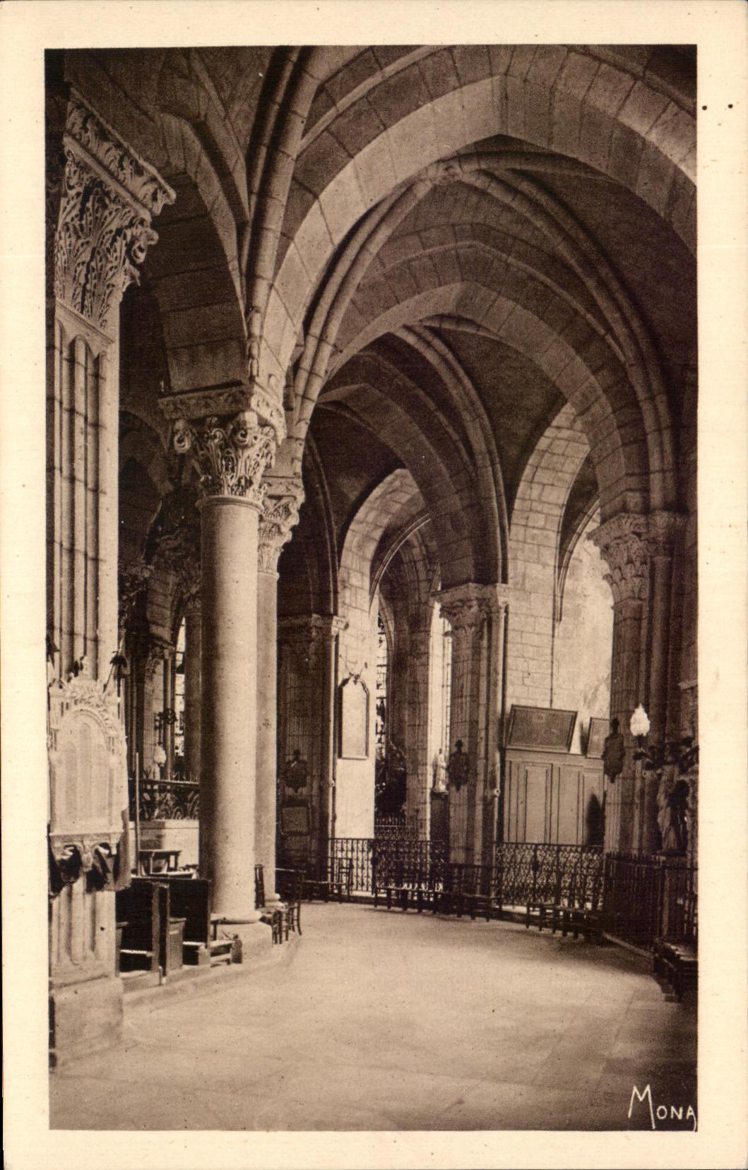 Cathédrale Saint-Mammès — déambulatoire et colonnade — Langres