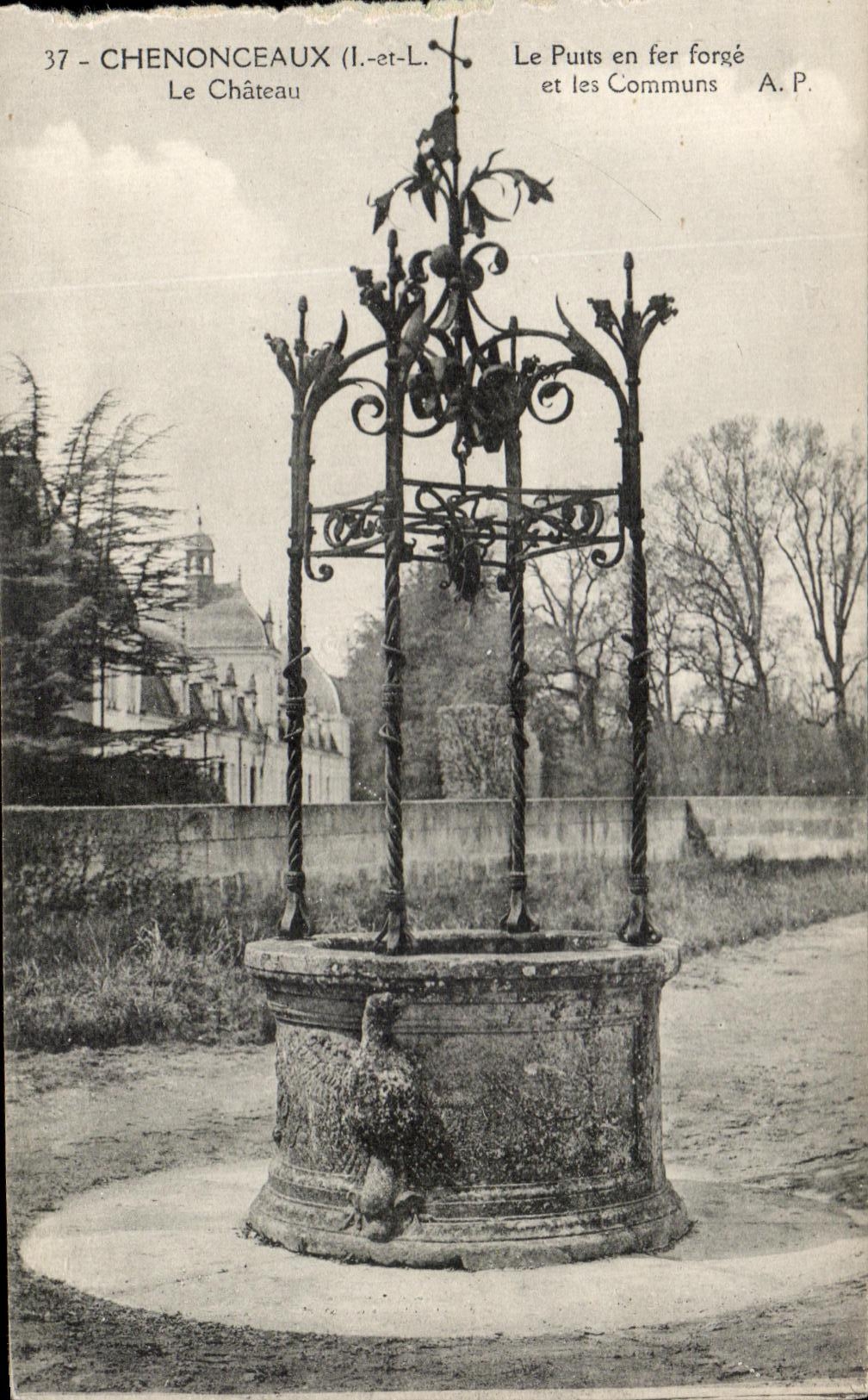 CPA Chenonceaux Le Chateau Le Puits en fer forge et les Commnuts