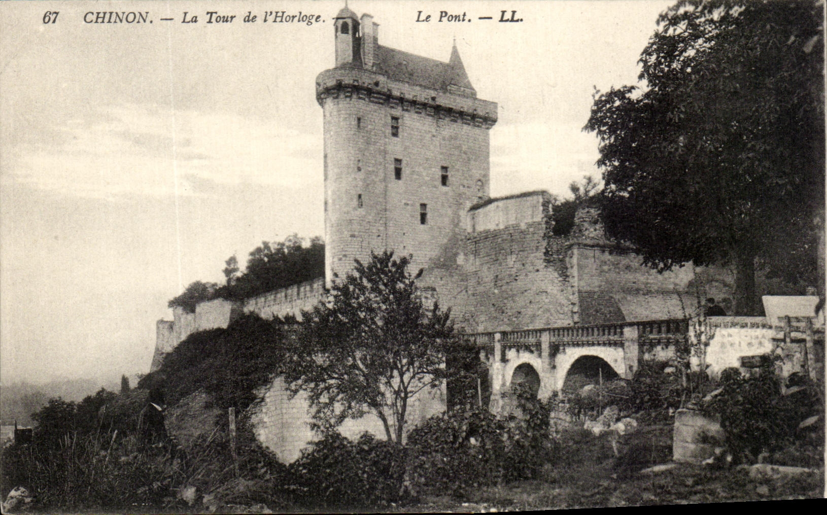 CPA Chinon La Tour de l'Horloge Le Pont