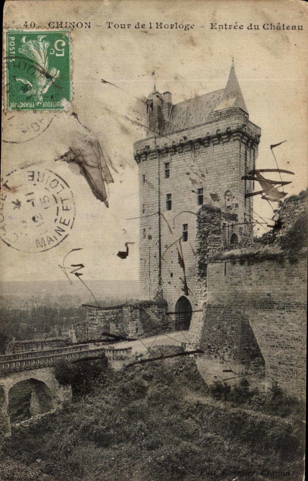 CPA Chinon Tour de l'Horloge Entree du Chateau