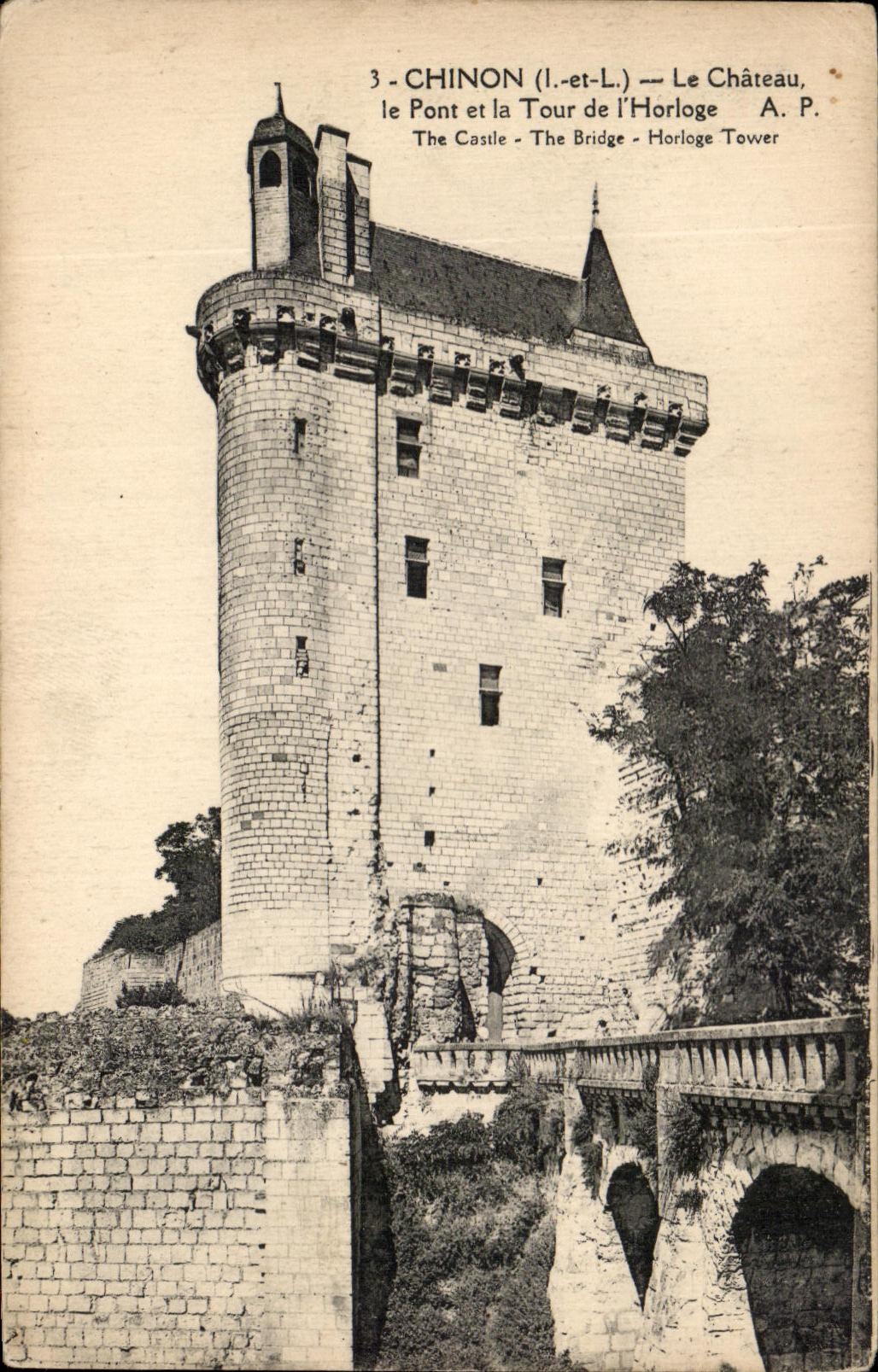 CPA Chinon Le Chateau Le Pont et la Tour de l'Horloge