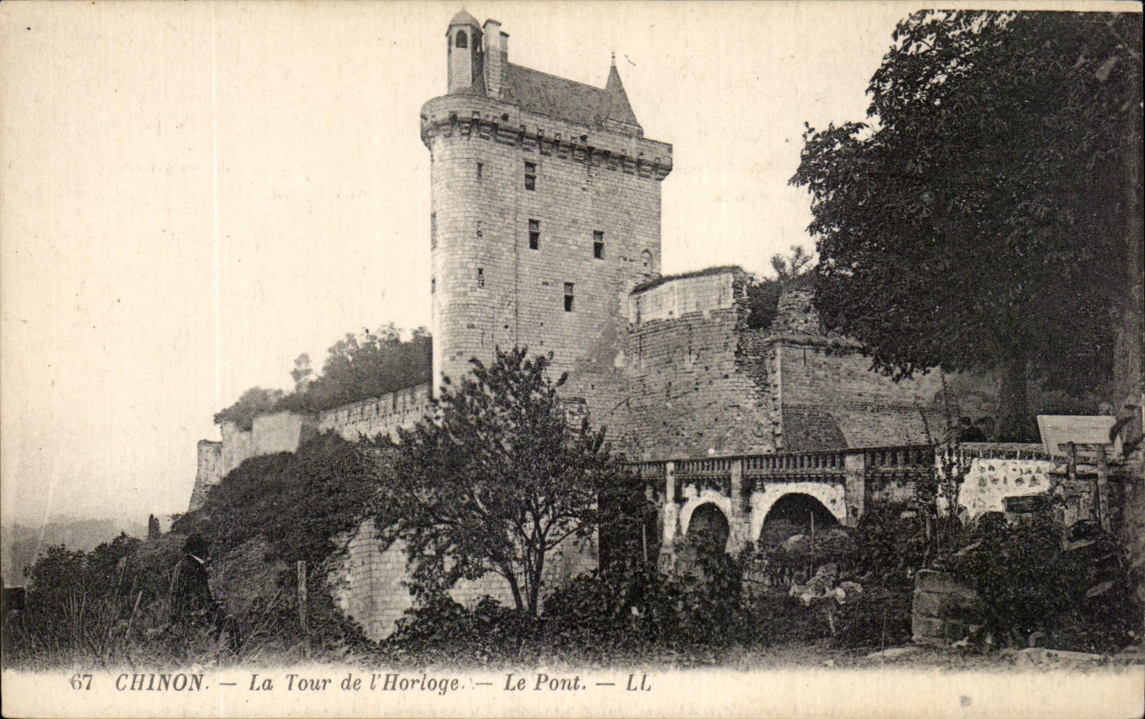 CPA Chinon La Tour de lHorloge Le pont