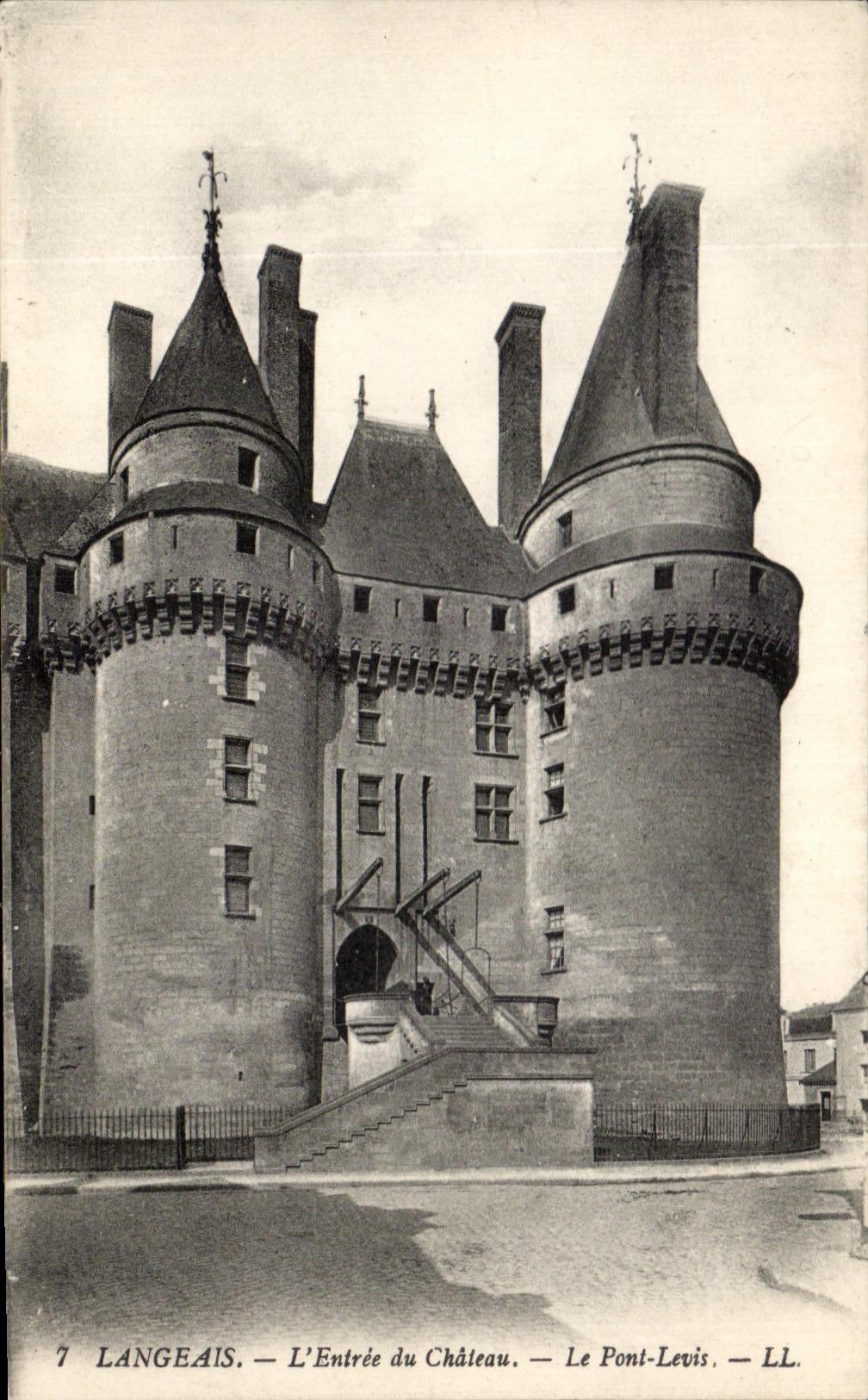 CPA Langeia L'Entree du Chateau Le Pont Levis