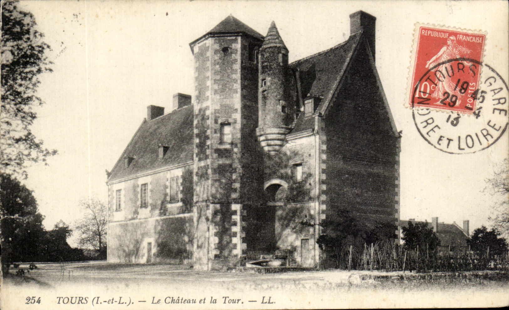 CPA Tours Le Chateau et la Tour