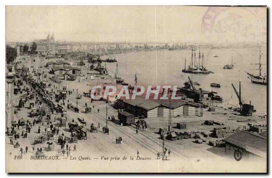 CPA Bordeaux Les Quais Vue Prise de la Douane Bateaux