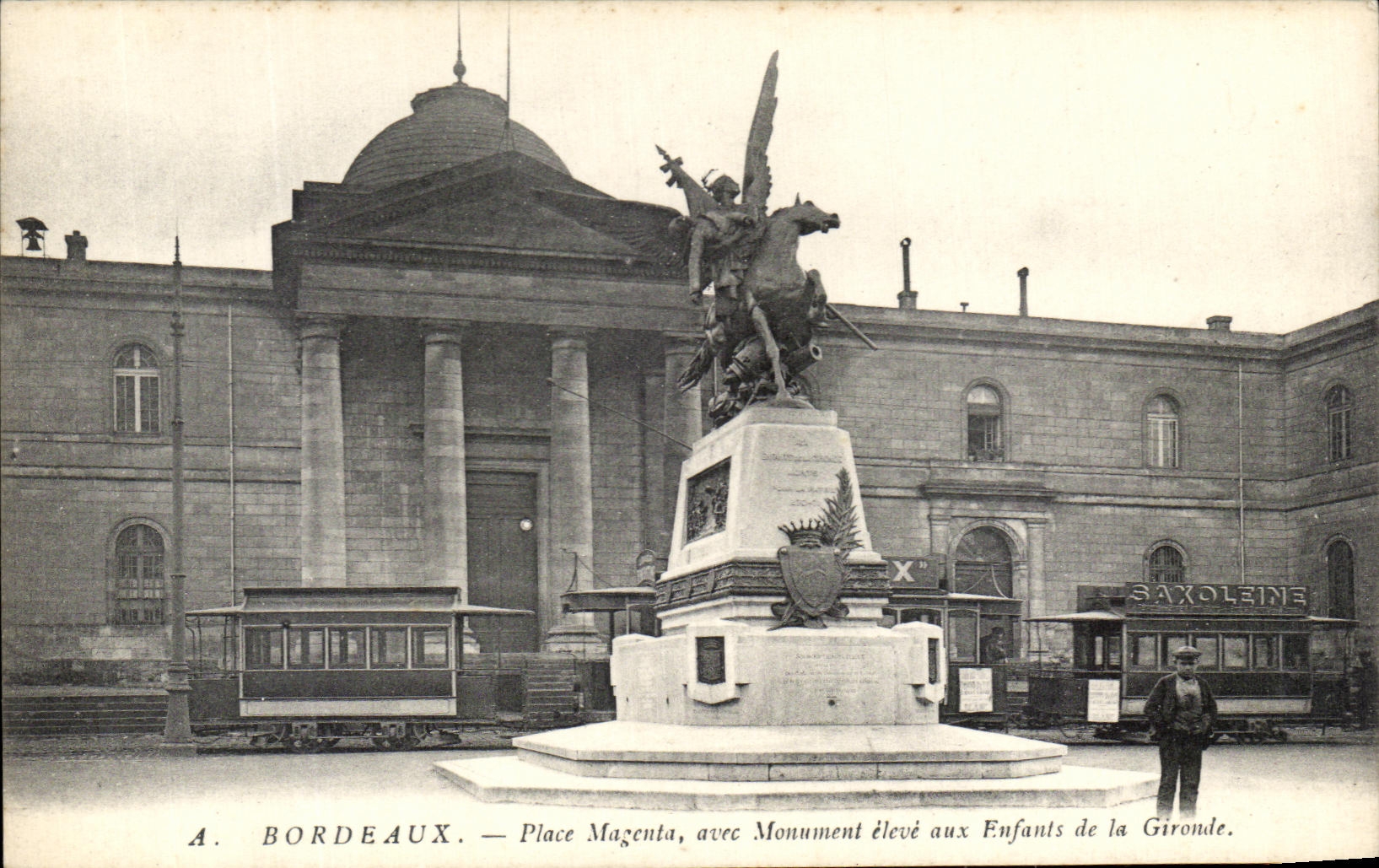 CPA Bordeaux Place Magenta avec Monument eleve aux Enfants de la Gironde Tramway