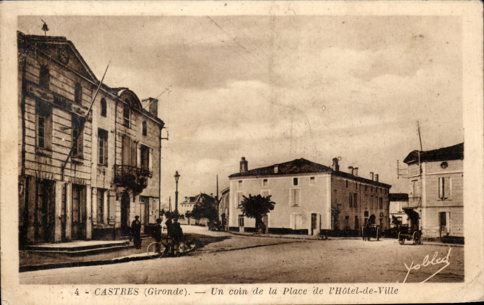 Castres (Gironde) — Un coin de la Place de l'Hôtel-de-Ville — Yobled