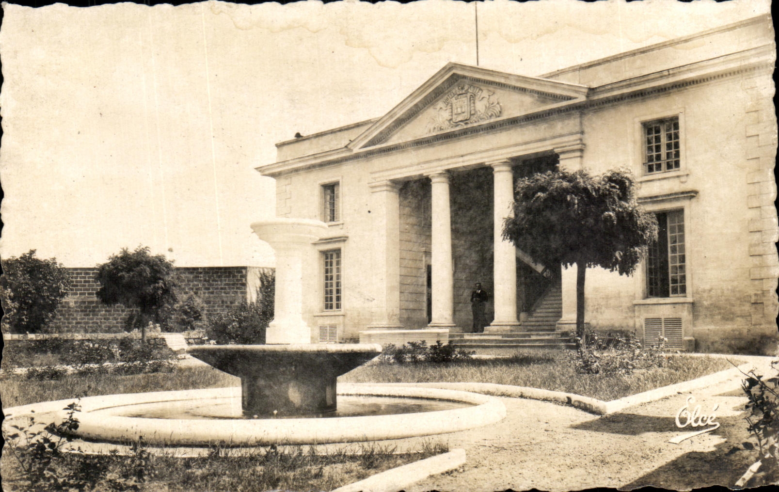 Castillon-sur-Dordogne — Jardin de l'Hôtel-de-Ville — Éditeur Le Château-Neau, Bordeaux