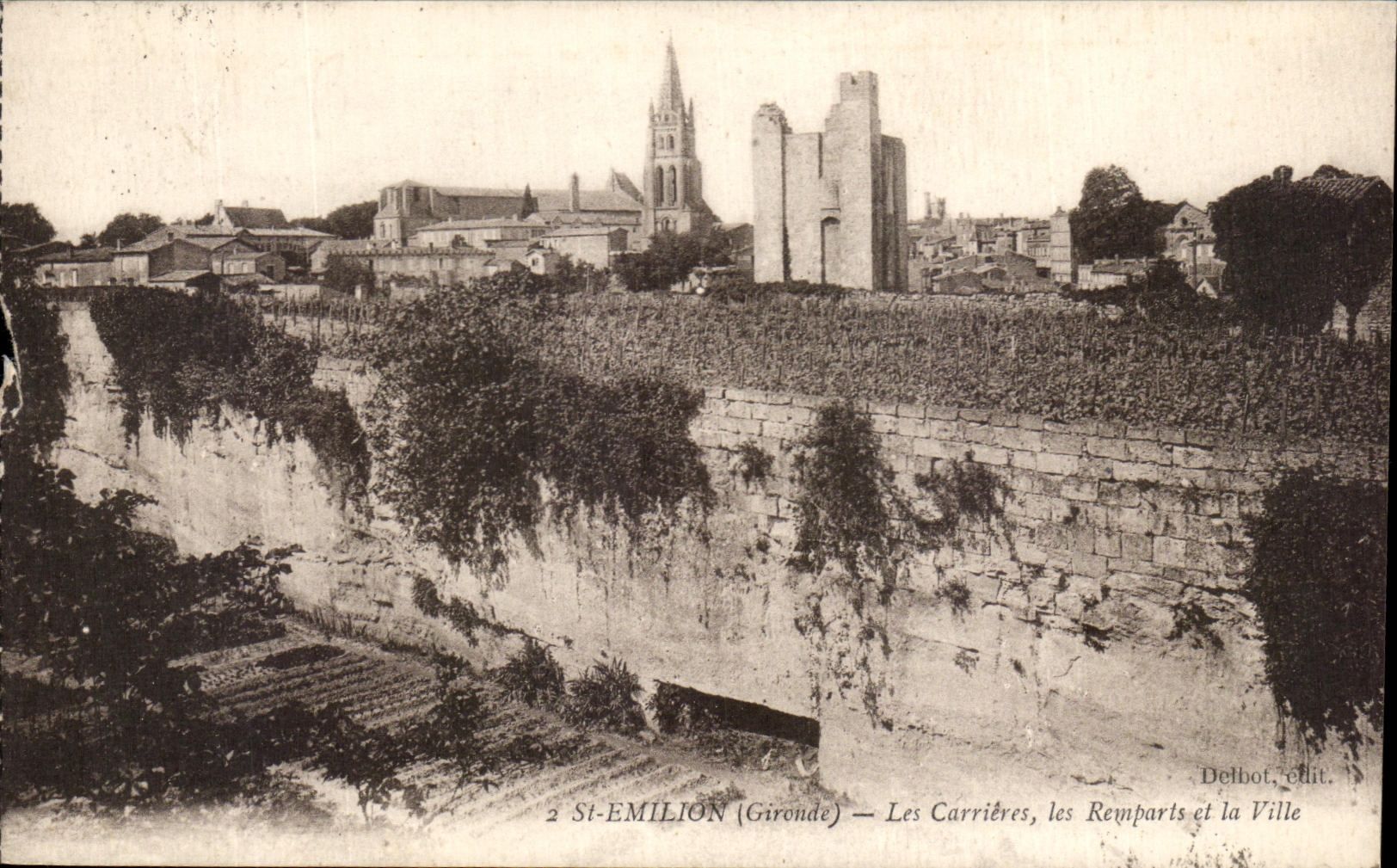 CPA St Emilion Les Carrieres Les Remparts Et La Ville