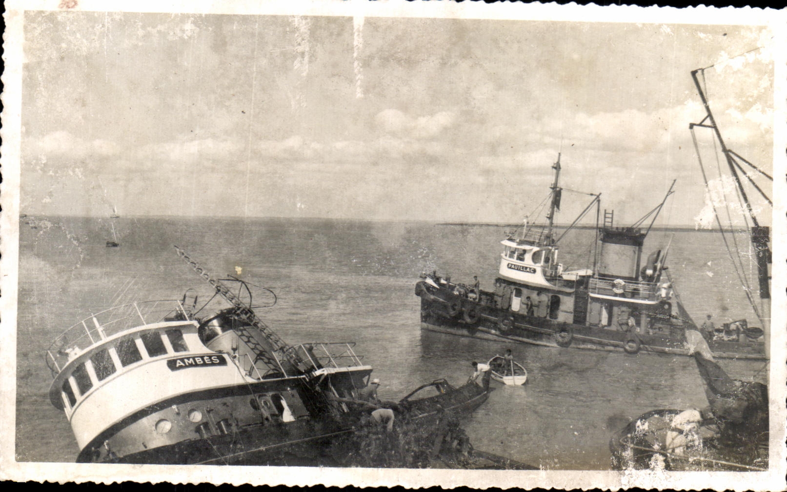 Port d'Ambès — deux chalutiers à quai — éditeur CPAPHIL