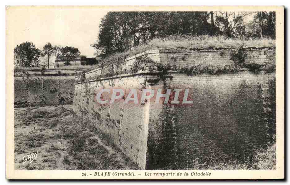 CPA Blaye Les remparts de la Cathedrale