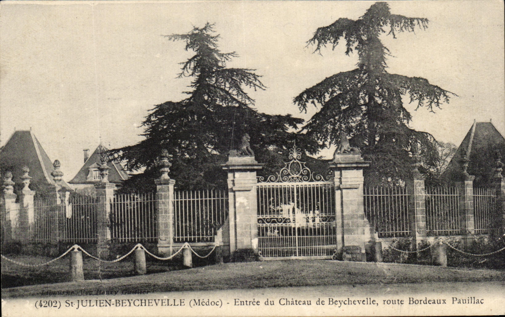 CPA St Julien Beychevelle Entree du Chateau de Beychevelle route Bordeaux Pauillac