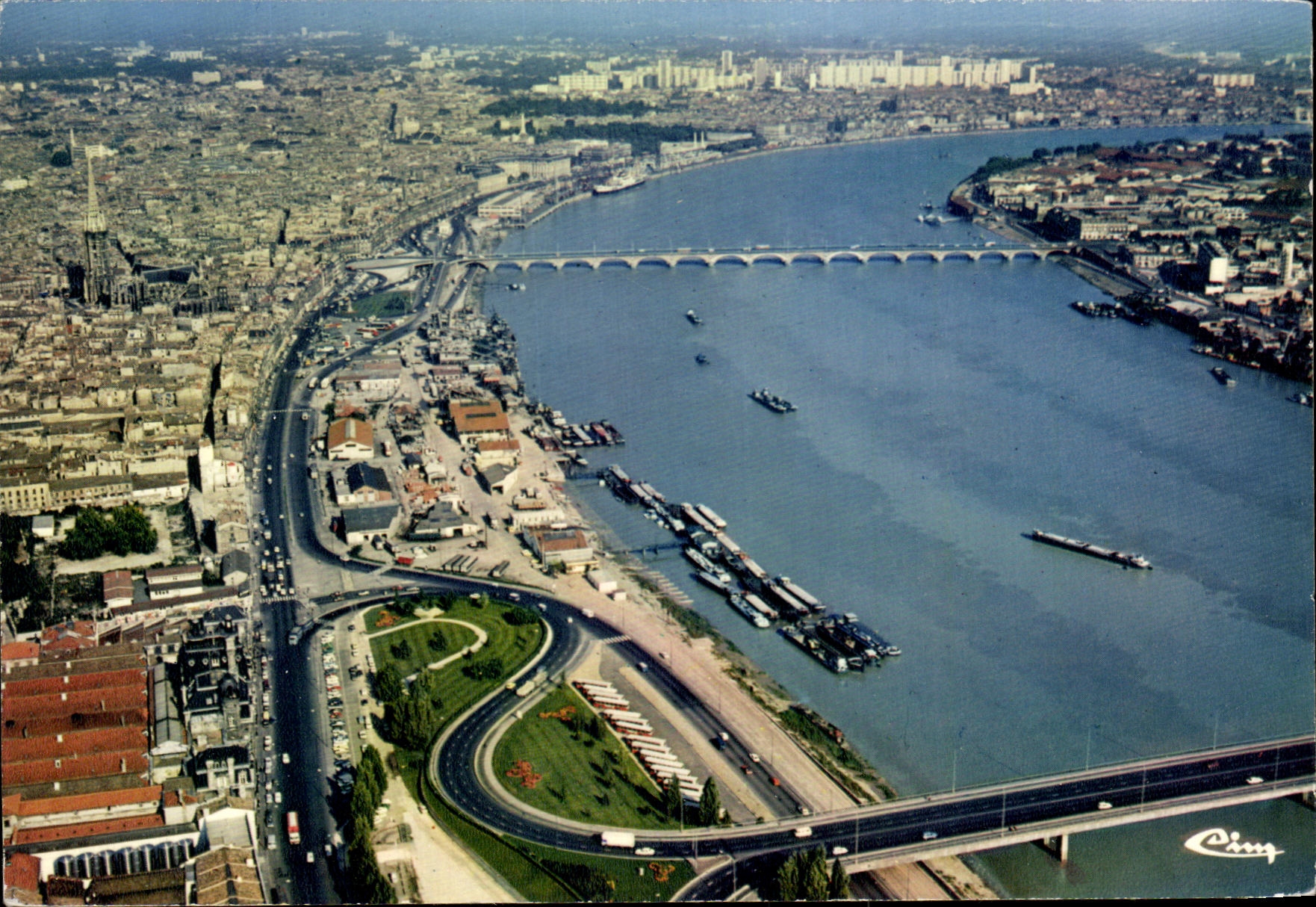 CPM Bordeaux Vue Aerienne Le Port Des Peniches Pont St Jean et les quais